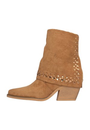 Suede tan cowboylaars met een spitse neus en een mediu hoge blokhak, voorzien van goudkleurige studs aan de buitenzijde.