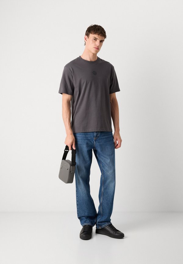 TEE FUTURE - Basic T-shirt3