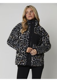 Giacca in stampa leopardata con zip nera frontale, colletto alto e tasche laterali. Tessuto morbido e testurizzato con accenti neri a contrasto.