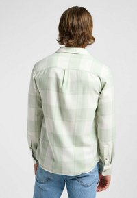 Grün-weiße karierte Button-up-Bluse, aus weichem Stoff, mit abgerundetem Saum, langen Ärmeln und geknöpften Manschetten.
