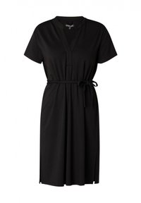 Zwarte jurk met korte mouwen, V-hals en een gestrikt tailleband. Gemaakt van zacht materiaal met zijslits voor een gemakkelijke beweging.