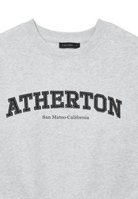 Felpa grigia con collo a giro, caratterizzata da un bold testo ricamato nero "ATHERTON" e un testo più piccolo "San Mateo-California".