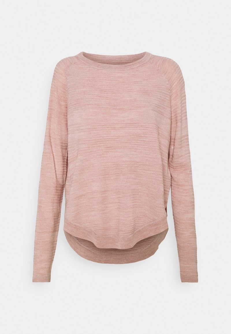 Pull en maille rose poudré à manches longues avec col rond et texture côtelée, avec un ourlet arrondi haut-bas.