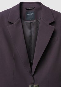 Blazer viola scuro con revers a scollo, fodera interna, taschino sul petto e etichetta della marca Calliope in taglia piccola.
