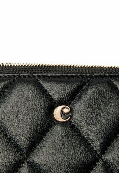 Portafoglio in pelle nera trapuntata con zip dorata e un piccolo logo metallico sul fronte. Superficie testurizzata con una finitura liscia.
