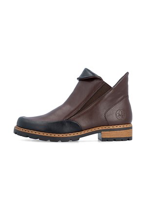 Bottine en cuir marron avec bout et col noirs, panneau latéral élastique, semelle cousue et talon bas empilé sur fond blanc.