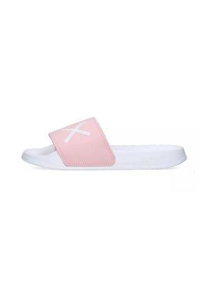 Infradito rosa con una fascia larga caratterizzata da un design X bianco, suola bianca, forma piatta e texture in materiale sintetico liscio.