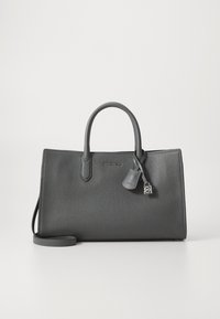 Bolso de piel gris con dos asas, superficie texturizada, correa de hombro desmontable y una pequeña etiqueta con acento de hardware.