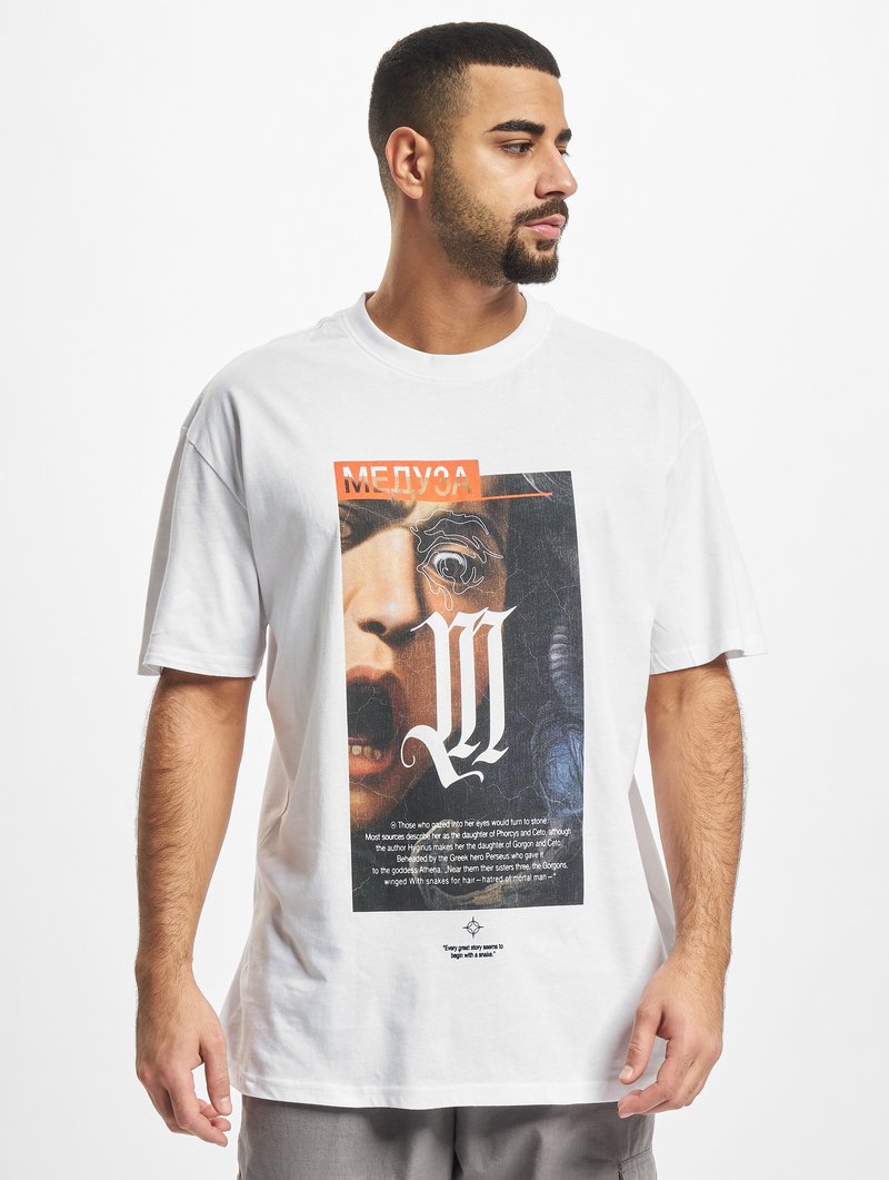 Hvid t-shirt med stort grafisk print af en kvindes ansigt med tekst nedenfor. Kontrastfarver i orange og sort. Korte ærmer, afslappet pasform.