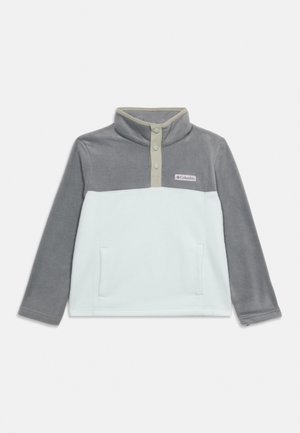 Pull polaire bicolore avec le haut et les manches gris, le bas blanc, col montant à boutons-pression et poches avant avec logo Columbia sur la poitrine.
