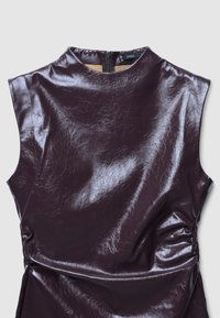 Burgunderfarbenes ärmelloses Kleid aus glänzendem, strukturiertem Kunstleder; mit Raffung an den Seiten und einem Reißverschluss auf der Rückseite.
