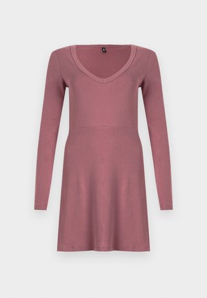 Φόρεμα με μακριά μανίκια σε απόχρωση μωβ, με ντεκολτέ σε σχήμα V και εφαρμοστό μπούστο με φούστα που ανοίγει. Κατασκευασμένο από μαλακό, ελαστικό ύφασμα.