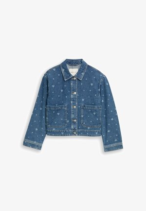 Blaue, kurz geschnittene Jeansjacke mit Knopfleiste, zwei großen Fronttaschen und einem verblassten Herzmuster überall.