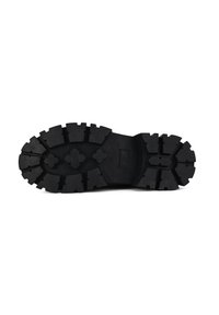 Suela de zapato de goma negra con un patrón de tacos profundo y protrusiones angulares para tracción, y una sección central lisa marcada con la talla 40.
