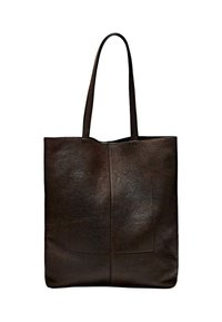 Bruine leren tote bag met een eenvoudige rechthoekige vorm, voorzien van twee lange handvatten en twee voorste patchzakken. Glad van structuur.