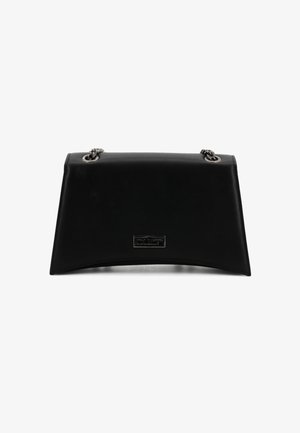 Borsa a spalla in pelle nera con un design geometrico e strutturato. Presenta dettagli in metallo argentato e una base piatta per la stabilità. Texture liscia con accenti minimi.