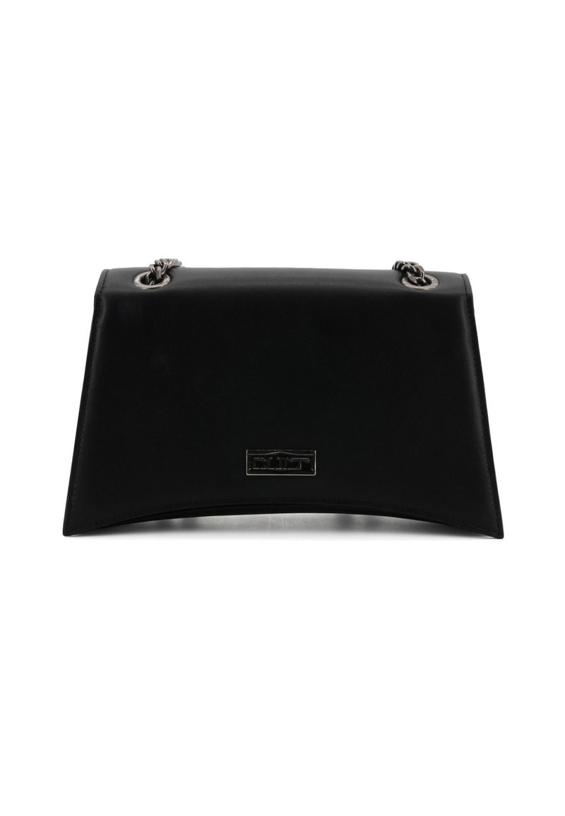 Borsa a spalla in pelle nera con un design geometrico e strutturato. Presenta dettagli in metallo argentato e una base piatta per la stabilità. Texture liscia con accenti minimi.