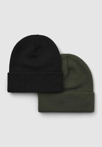 Dwie dziane czapki beanie, jedna czarna, a druga oliwkowa, z podwiniętym brzegiem i gładką fakturą.