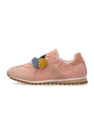 Pinkfarbener Sneaker mit Wildlederakzenten, Gummisohle und Schnürsenkeln, die mit blauen und gelben Pompon-Anhängern verziert sind, seitliche Ansicht vor weißem Hintergrund.