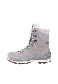Grijze waterdichte wandelschoen met een bovenwerk van suede, zachte fleece kraag, metalen oogjes en een robuuste rubberen zool voor grip.
