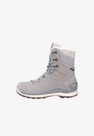 Bottines de randonnée imperméables grises avec une tige en daim, un col en polaire douce, des œillets en métal et une semelle en caoutchouc robuste pour une meilleure traction.