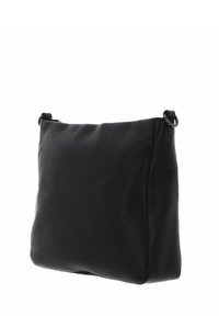 Bolso cruzado de cuero negro con una superficie texturizada, forma rectangular, cierre superior con cremallera y correa ajustable. Sin detalles de hardware visibles.