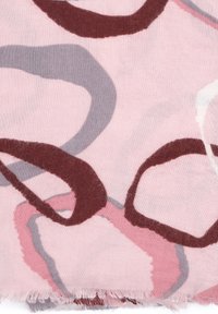 Tessuto con una superficie morbida e texturizzata, caratterizzato da anelli astratti in tonalità di bordeaux, rosa e grigio su uno sfondo rosa chiaro.