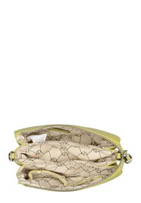 Gelbe Lederhandtasche mit Reißverschluss, ausgestattet mit drei Innenfächern, die mit beige Stoff und geometrischen schwarzen Mustern gefüttert sind.