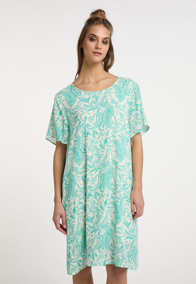 Vestido de manga corta en verde menta claro con un patrón de paisley. Diseño fluido, escote redondo, hasta la rodilla. Tela suave con una textura delicada.