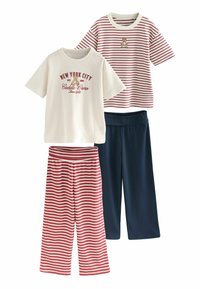 Kaksi settiä lasten pyjamia: yksi lyhythihainen vaalea paita, jossa on punainen teksti ja karhukuva; yksi punavalkoraidallinen paita; laivastonsiniset ja raitapantsit.
