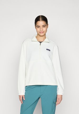 Witte fleece pullover met een kwart-ritskraag, voorzien van een voorkantzak en een klein logo op de borst. Getextureerde, warme stof.