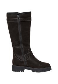 Botte noire en daim hauteur genou avec une fermeture éclair sur le côté, une sangle décorative et une semelle en caoutchouc robuste. Détails de couture le long des coutures.