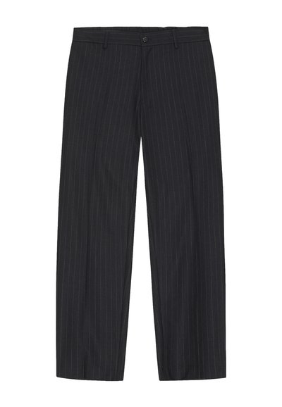 Pantalon formel noir à fines rayures avec bouton et passants de ceinture, coupe droite, posé à plat sur fond blanc.
