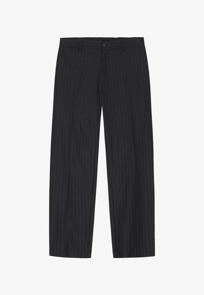 Pantalon formel noir à fines rayures avec bouton et passants de ceinture, coupe droite, posé à plat sur fond blanc.