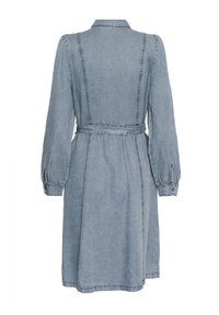 Rochie din denim, albastru deschis, mâneci lungi bufante, mansete cu nasturi, talie cu curea, guler, fustă fluidă, detalii vizibile de cusături.