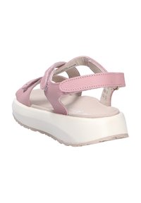 Sandalia de cuero rosa con correas ajustables, plantilla acolchada y una suela plataforma blanca gruesa. Acentos texturizados en las correas.