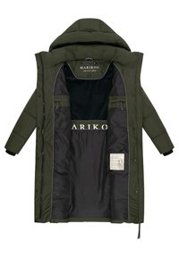 Parka lunga verde con cappuccio, tasche con zip e un morbido rivestimento interno nero. Presenta dettagli in hardware argentato e un'etichetta con il marchio all'interno.