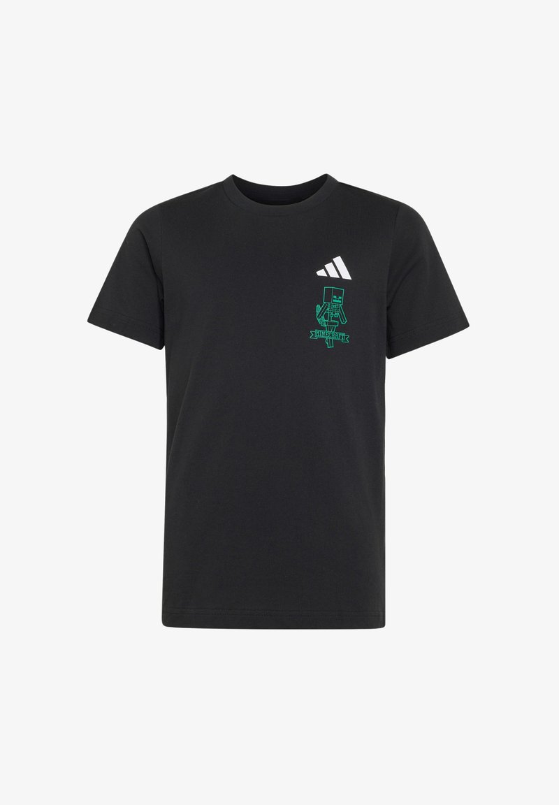 Černé tričko s krátkým rukávem s malým bílým logem Adidas a zelenou pixelovanou postavičkou z Minecraftu s transparentem na levé horní části hrudi.