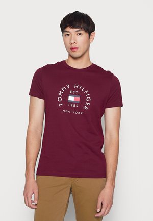 FLAG ARCH TEE - Printtipaita - deep rouge