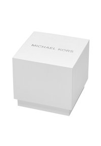 Scatola bianca con texture e coperchio, con il testo in rilievo "MICHAEL KORS" in argento sulla parte superiore. Design semplice e quadrato.