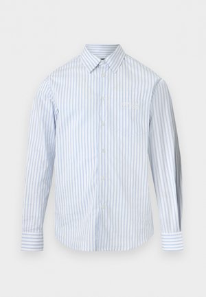 Lichtblauw en wit verticaal gestreept shirt met lange mouwen, een borstzakje aan de voorkant en witte knopen in het midden.