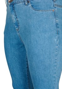 Zizzi AMY MIT HOHER TAILLE - Traperice uskog kroja - light blue