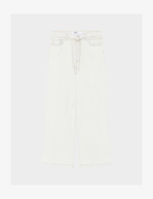 Witte jeans met wijde pijpen, een hoge taille, knoop- en trekkoordsluiting, voorzakken en subtiele contrasterende stiksels.
