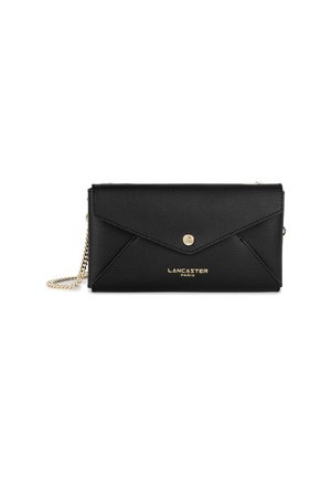 Borsa a tracolla in pelle nera con finitura texture, design a busta, hardware dorato, logo e tracolla a catena per un indossaggio regolabile.