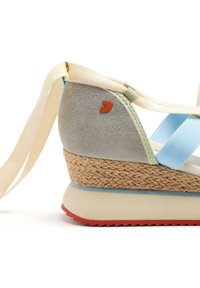 Sandale compensée avec suède gris et accents bleu clair, semelle intermédiaire en jute tressé, semelle crème et sangles en tissu beige avec un détail de logo orange.