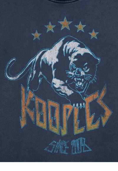 Marineblauw graphic t-shirt met een springende tijger en de tekst "KOOPLES". Vijf gouden sterren erboven, levendige blauwe en oranje accenten. Katoenen materiaal.