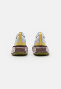 Nike Performance ZOOMX INVINCIBLE FK 3 - Hardloopschoenen voor op de weg - photon dust/black/summit white/platinum violet/saturn gold/soft yellow
