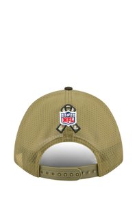 Olivgrüner Hut mit einem Netzrücken, der ein NFL-Logo-Patch mit einem Band zeigt. Verstellbarer Riemen und hexagonale Textur auf dem Stoff.