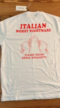 T-shirt de algodão branca com texto vermelho e uma imagem de mãos a partir spaghetti. O texto diz "PIOR PESADUME ITALIANO" e "POR FAVOR, NUNCA QUEBRAR SPAGHETTI!"