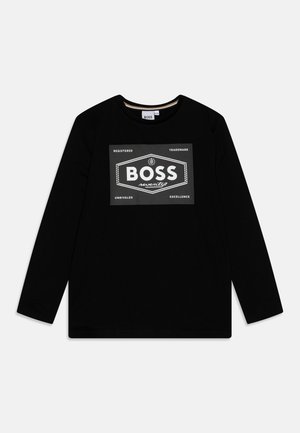 T-shirt a maniche lunghe nera in cotone con una grafica testurizzata che presenta la parola "BOSS" in bianco. Collo rotondo, vestibilità casual.